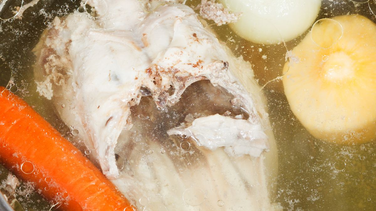 Jak pozbyć się szumowin z rosołu? 