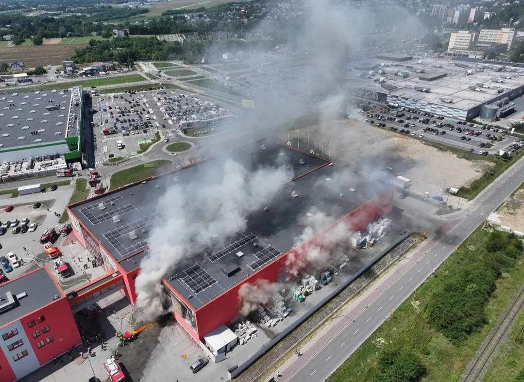 Płonie market budowlany. Upał i kłęby dymu utrudniają akcję gaśniczą