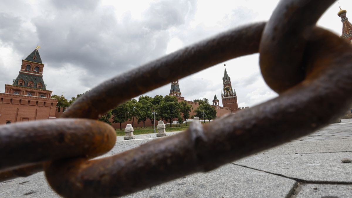 A Spaskaya tower of the Moscow Kremlin is seen behind the chain on the closed entrance to the Red square in Moscow, Russia, 29 June 2023. On 24 June, counter-terrorism measures were enforced in Moscow and other Russian regions after private military company (PMC) Wagner Group chief Yevgeny Prigozhin claimed that his troops had occupied the building of the headquarters of the Southern Military District in Rostov-on-Don, demanding a meeting with Russia's defense chiefs. Belarusian President Lukashenko, a close ally of Putin, negotiated a deal with Wagner chief Prigozhin to stop the movement of the group's fighters across Russia, the press service of the President of Belarus reported. Prigozhin announced that Wagner fighters were turning their columns around and going back in the other direction, returning to their field camps. EPA/SERGEI ILNITSKY Dostawca: PAP/EPA.