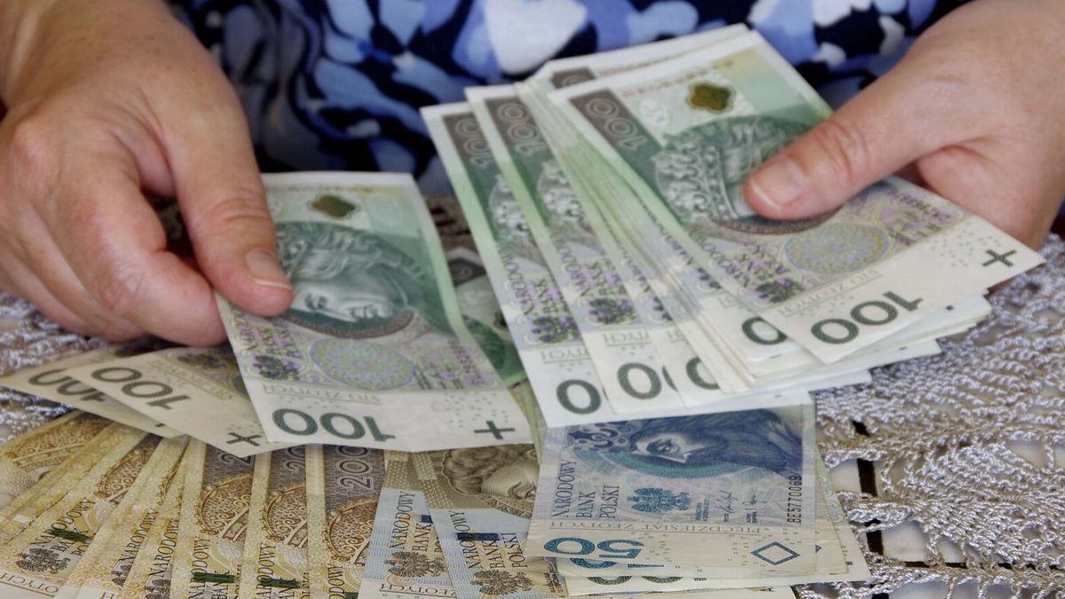 6,2 tys. zł brutto z urzędu. Senat zagłosował ws. stulatków