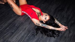 Tatuaże, ogień i cyrk. To sposób na życie pięknej WAG z Anglii