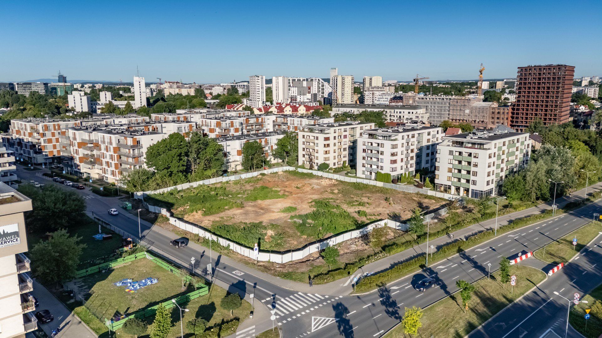 Działki gdzie wycięto drzewa u zbiegu Dąbskiej i Lema