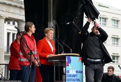 Wygwizdano ją podczas przemówienia. W stronę burmistrz Berlina poleciały jajka