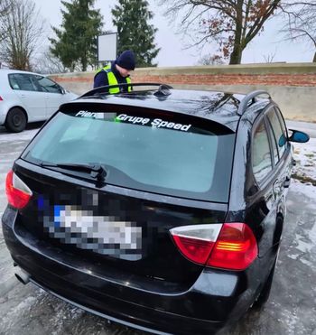 Nakleił wulgarną naklejkę na swoim BMW. Policja nie miała litości