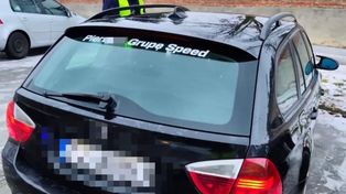 Nakleił wulgarną naklejkę na swoim BMW. Policja nie miała litości