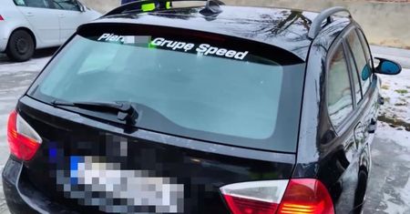 Nakleił wulgarną naklejkę na swoim BMW. Policja nie miała litości