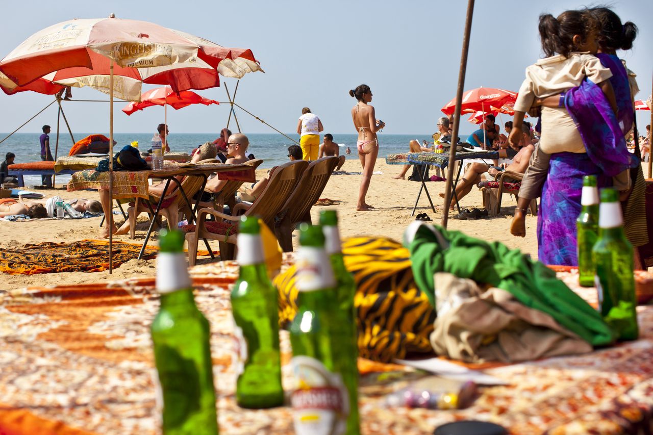 "Piwko otwierał już do śniadania". Picie alkoholu na urlopie z dzieckiem to nie jest dobry pomysł