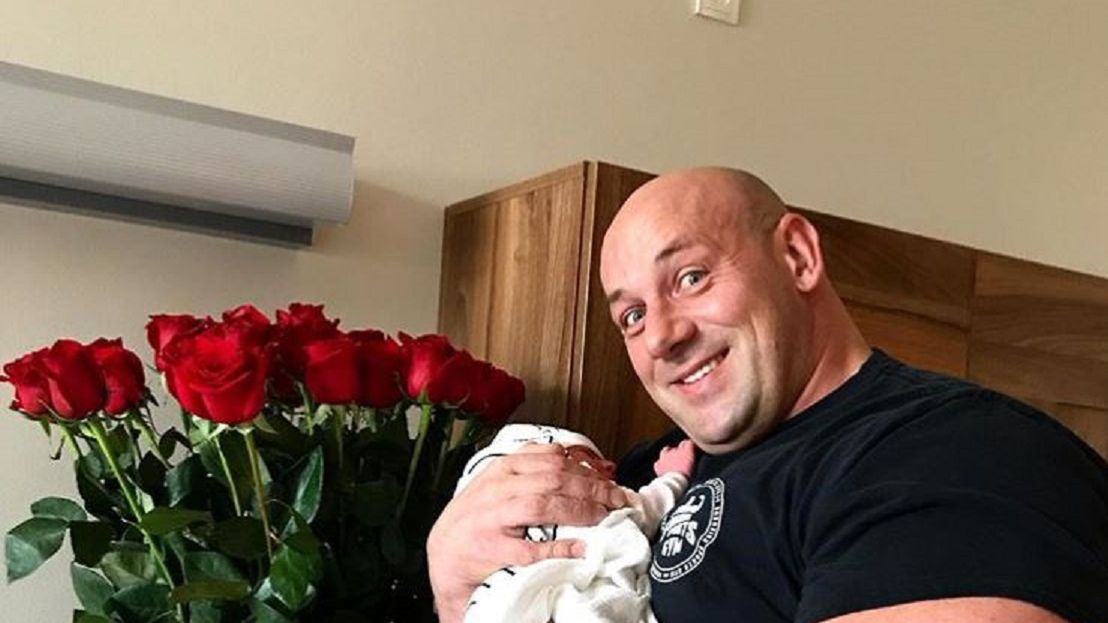 Instagram / robertburneikaofficial / Na zdjęciu: Robert Burneika z córeczką