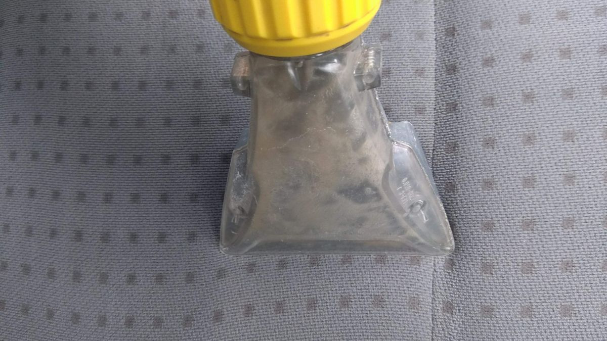 Na warsztat wzięliśmy kilkuletnie auto. Poprzednie pranie tapicerki było w nim wykonywane 6 lat temu