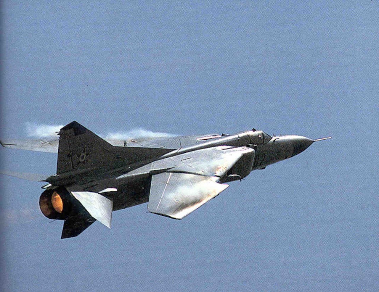 MiG-23 ze złożonymi skrzydłami