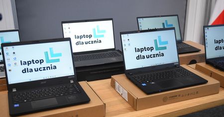 Podpowiadają jak zdjąć naklejkę z rządowego laptopa. Bardzo niebezpieczna porada