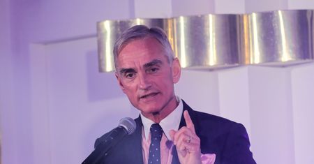 "Powinniśmy kochać, ale i wymagać". Były senator PiS krytykuje rząd