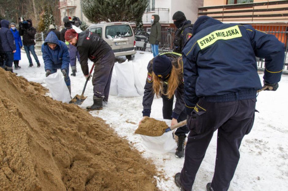 Płock. Były podtopienia i zalania i pracowity wieczór z piaskiem i workami