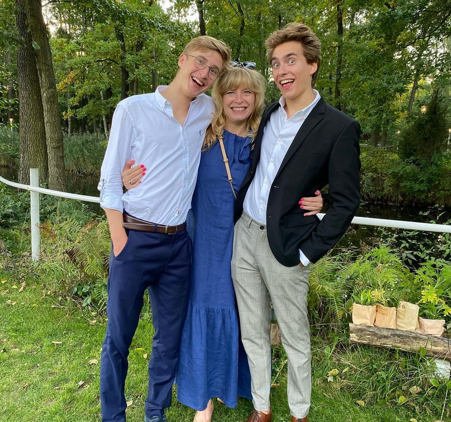 Michał Królikowski z mamą Dorotą i starszym bratem Piotrem