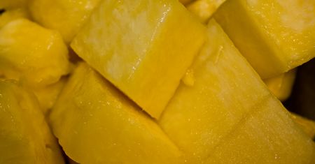 Mrożony ananas w kawałkach z dodatkiem cukru