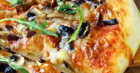 Mała pizza z serem na grubym cieście (Pizza Hut)