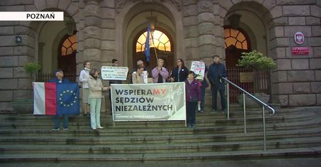 Manifestacje w obronie praworządności przed sądami