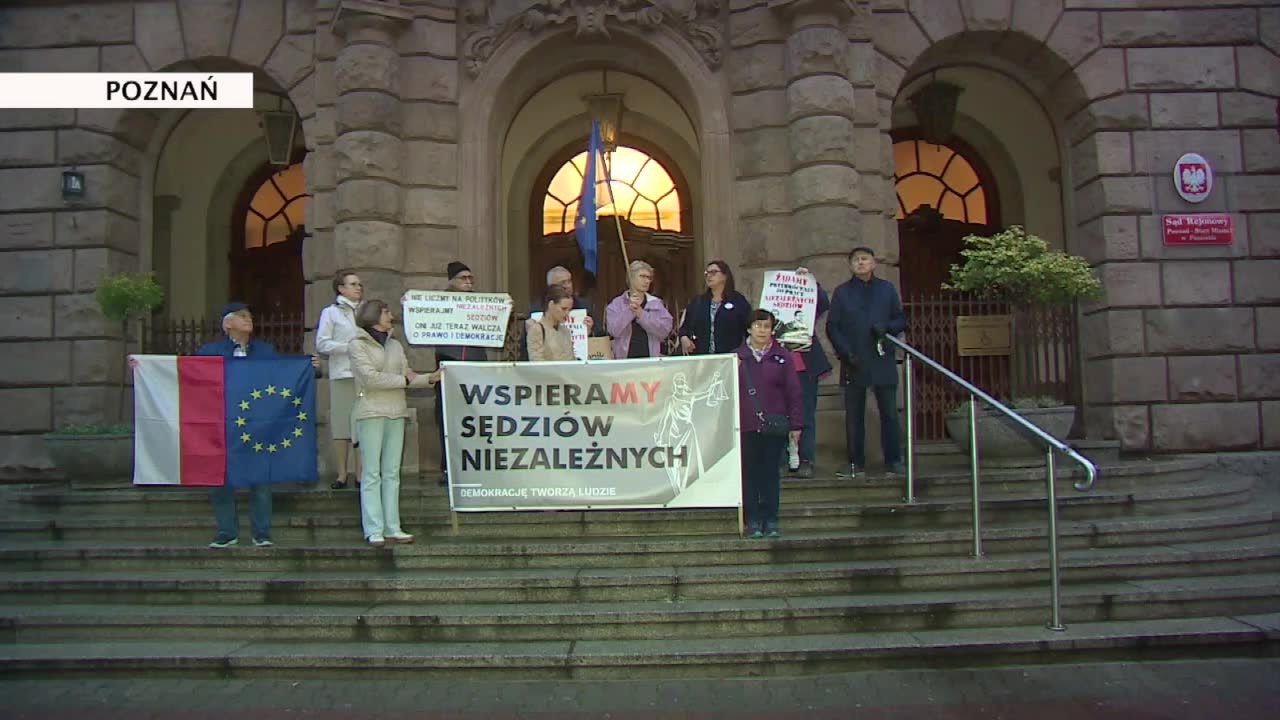 Manifestacje w obronie praworządności przed sądami