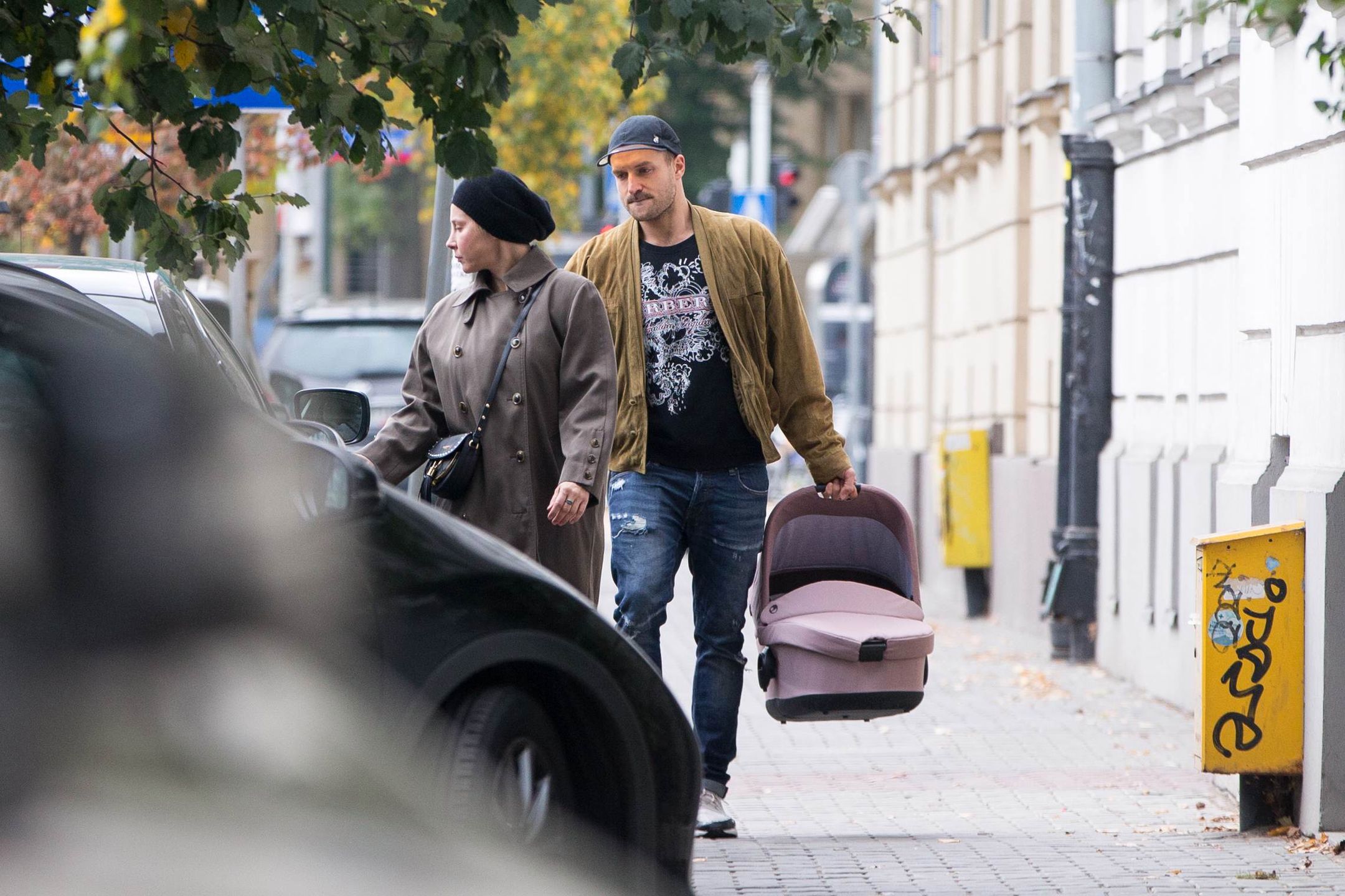 Kasia Warnke i Piotr Stramowski na spacerze z córką