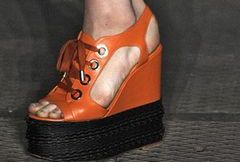 Sandały na koturnie - trendy na lato 2013