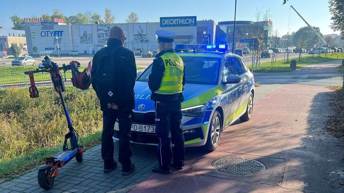 Policjanci kontrolujący mężczyznę na hulajnodze
