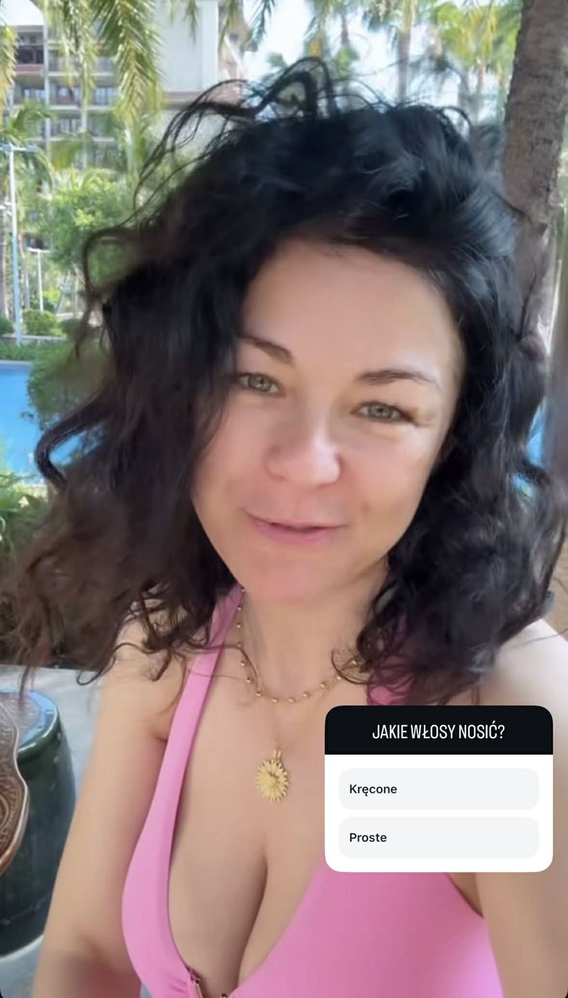 Naturalna Katarzyna Cichopek w bikini wyleguje się nad basenem