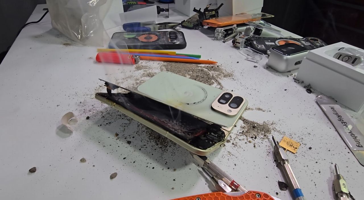 Google Pixel 10 Pro Fold eksploduje podczas testu. Dramatyczna porażka firmy