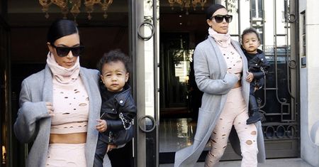 Kim Kardashian ubrała się w... RÓŻOWY SER? (FOTO)
