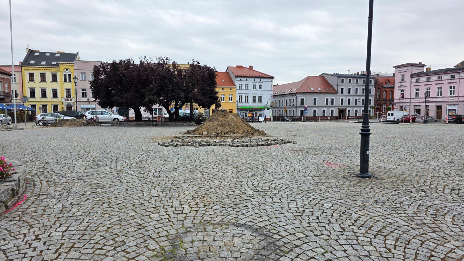 Modernizacja Placu 20 Października w Śremie. Sprawdzamy, jak długo potrwają prace w tym miejscu [zdjęcia]