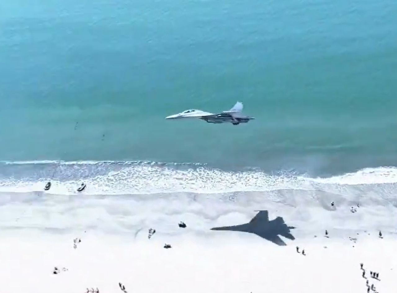 Chinas J-16-Jet beeindruckt mit spektakulärem Tiefstflug-Video