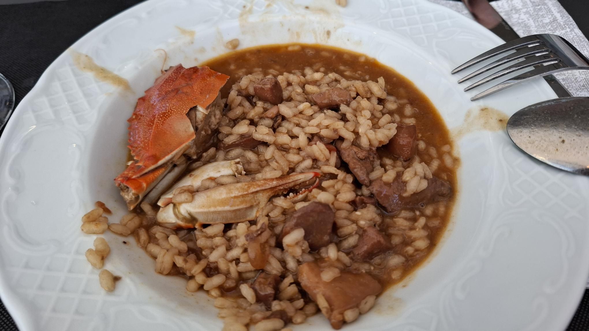 Paella z błebitnym krabem