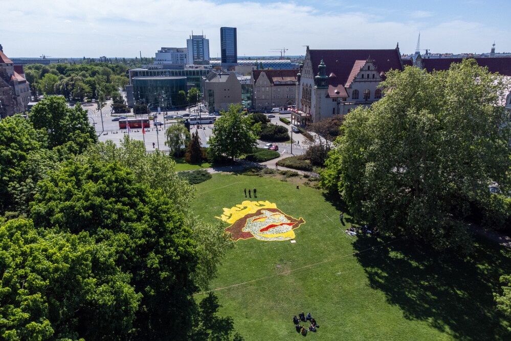 Poznań: kwietny wizerunek Bolesława Chrobrego w parku miejskim