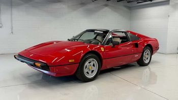 Ferrari 308 GTS z serialu Magnum trafi na aukcję. Nie, cena nie zawiera wąsa
