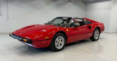 Ferrari 308 GTS z serialu "Magnum" trafi na aukcję. Nie, cena nie zawiera wąsa