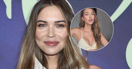 Sandra Kubicka w samym staniku pląsa przed kamerą. Ależ ona ma formę [ZDJĘCIA]