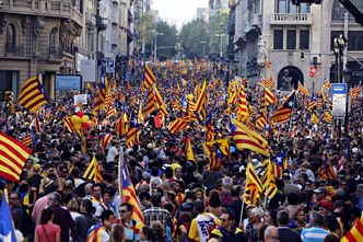 Trwa referendum w Katalonii. Policja konfiskuje urny i karty wyborcze