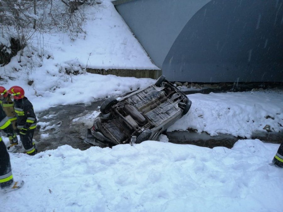 Podkarpacie. Auto runęło z mostu do rzeki. 20-letnia kobieta w szpitalu (podkarpacka.policja.gov.pl)