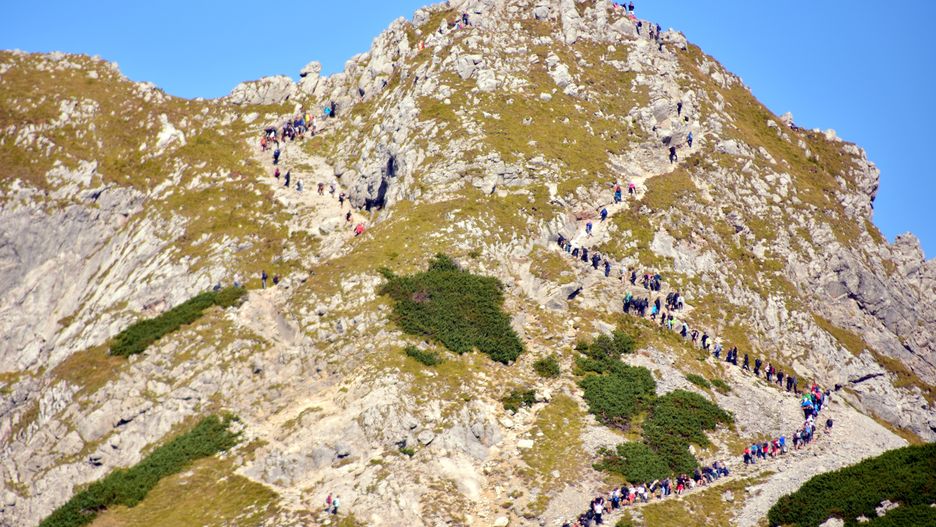 Sznurek turystów wchodzących na Giewont