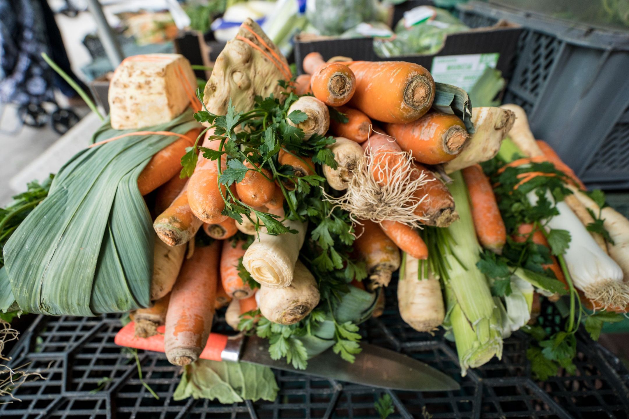 Nie brakuje sposobów na to, by obniżyć wydatki na zakupy spożywcze. Jednym z nich jest freeganizm