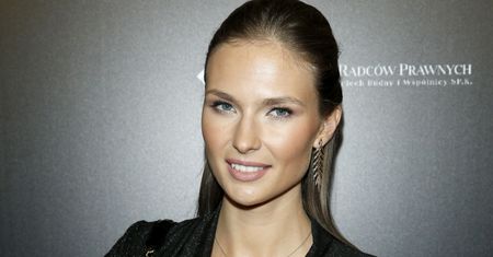 Słońce i basen. Karolina Szymczak pokazała się w stroju kąpielowym