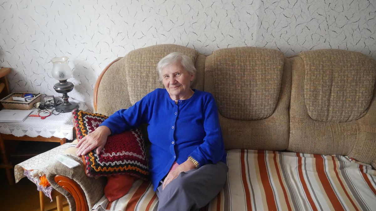 - Kiedyś elektryczność była zarezerwowana dla miast, na wsiach trzeba było korzystać z lamp naftowych - wspomina Hołub