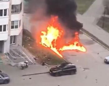 Eksplozja samochodu-pułapki na osiedlu. Jest nagranie