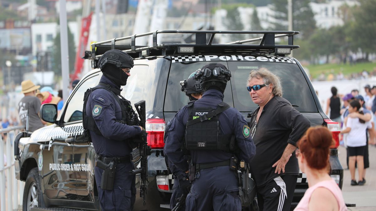 SYDNEY, AUSTRALIA - DECEMBER 21: Security is tightened as a memorial is held to honor the victims at Bondi Beach one week after Bondi Beach shooting on December 21, 2025 in Sydney, Australia. (Photo by Bo Wenwen/China News Service/VCG via Getty Images)