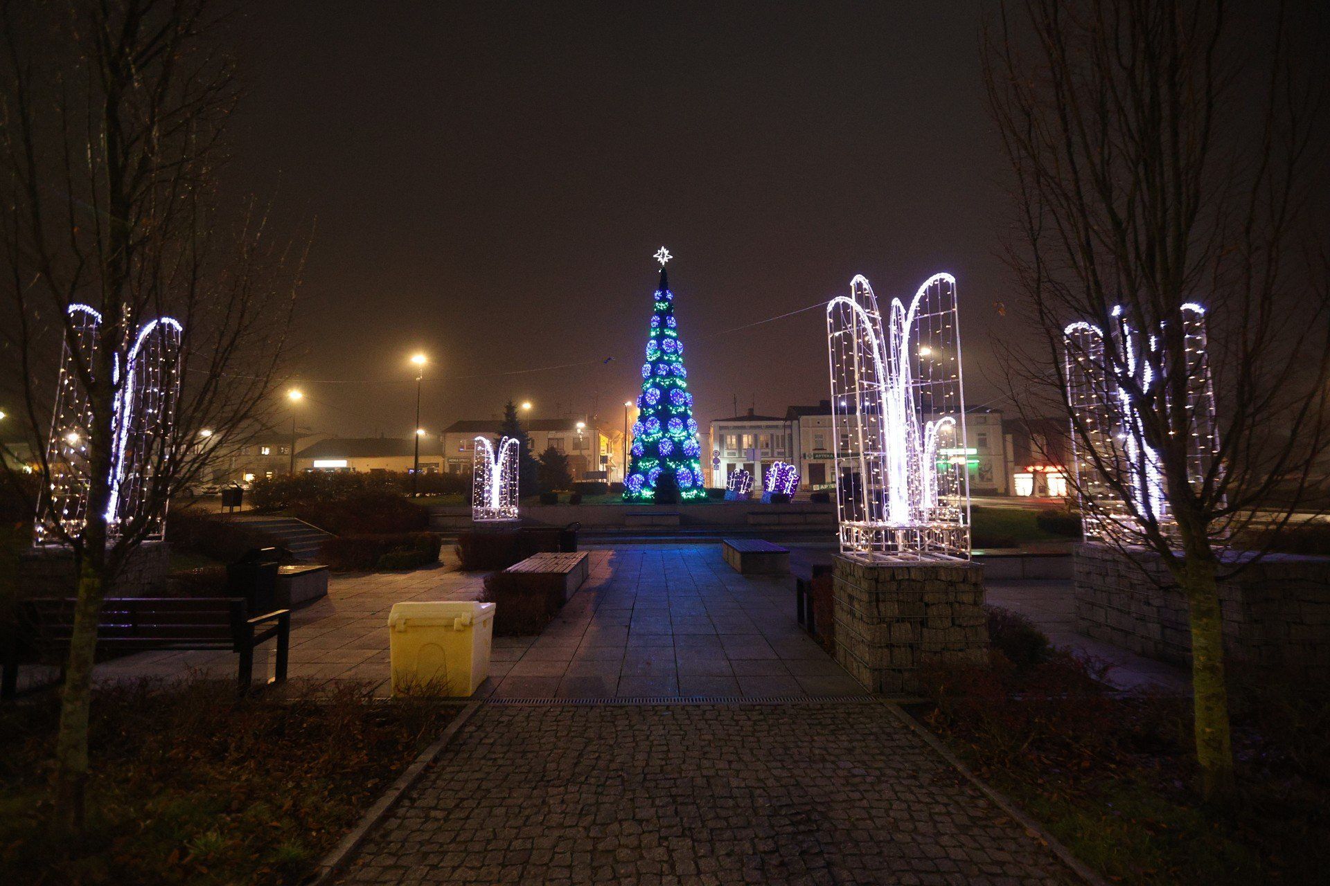 W centrum Poddębic pojawiła się już tradycyjna świecąca choinka.