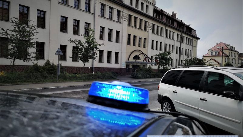 Wrocław. Narkotyki tuż pod komendą. Głupie zachowanie 40-latka