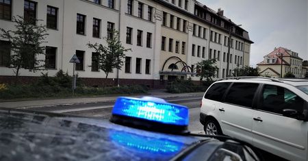 Wrocław. Narkotyki tuż pod komendą. Głupie zachowanie 40-latka
