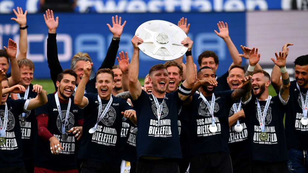 piłkarze Arminii Bielefeld świętujący zwycięstwo 2Bundesligi