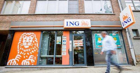 UOKiK nakazuje bankom płacić klientom. "Zawracanie kijem Wisły, chcą byśmy znowu chodzili na pocztę"