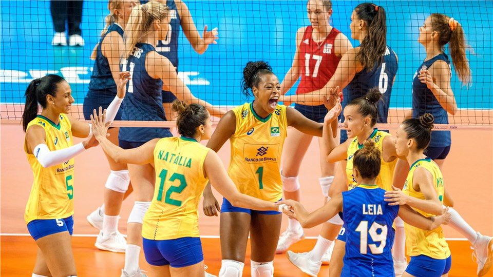 Zdjęcie okładkowe artykułu: Materiały prasowe / volleyball.world / Na pierwszym planie zdjęcia siatkarki reprezentacji Brazylii