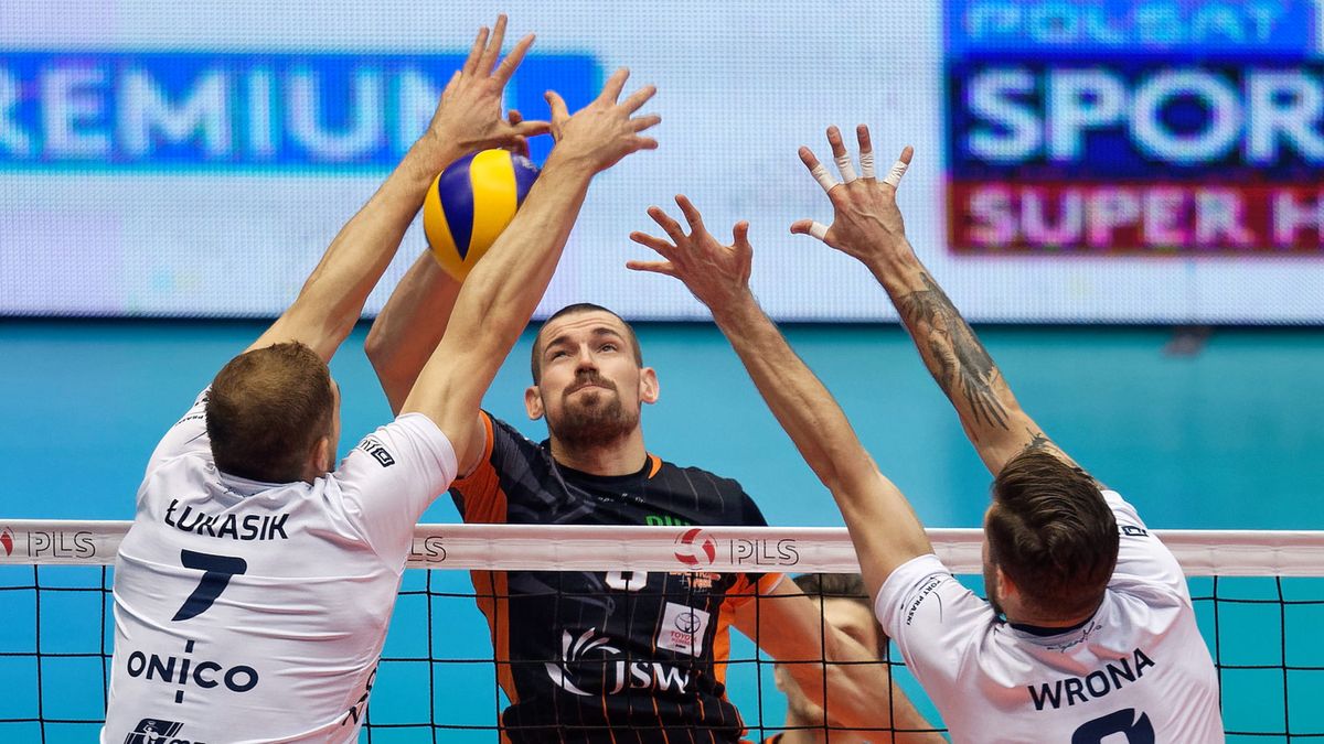 PAP / Jan Karwowski / Na zdjęciu: Dawid Konarski (w środku)